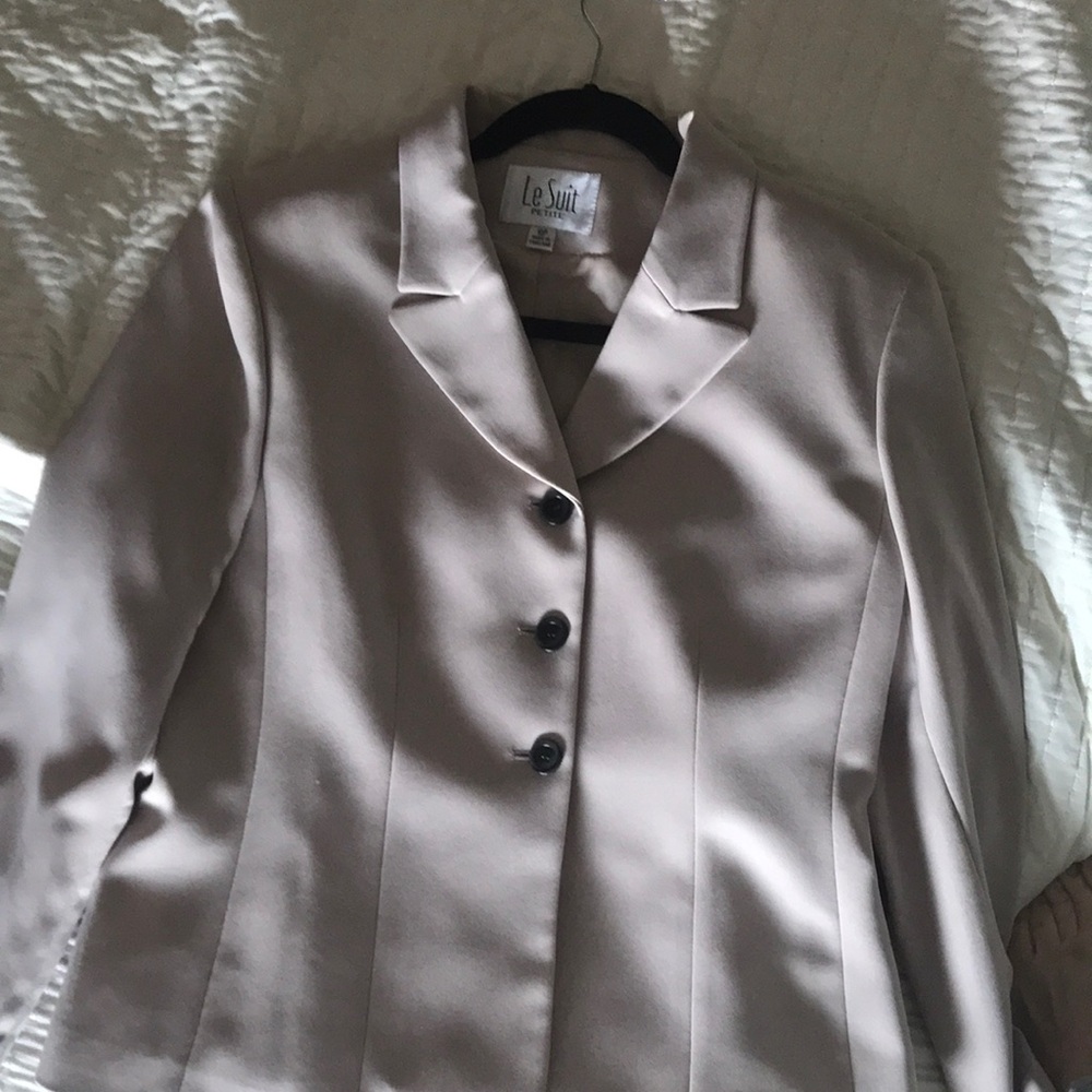 LeSuit 2 piece suit.  Size 10p.  Skirt and jacket